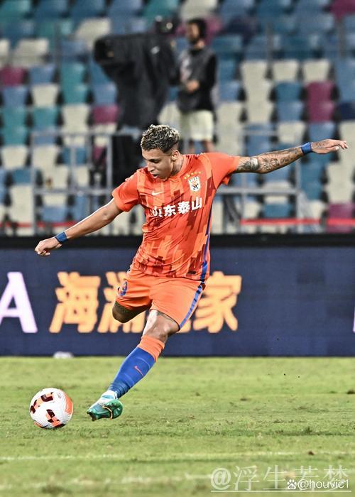 费利佩抓住山东泰山失误机会上演精彩抽射 费利佩抓住山东泰山失误机会上演精彩抽射